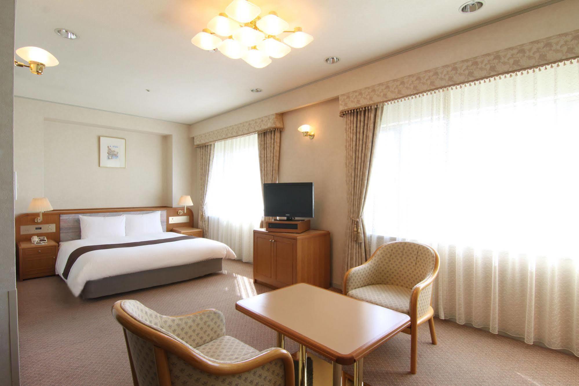 Hotel Green Tower Makuhari Chiba Exterior photo