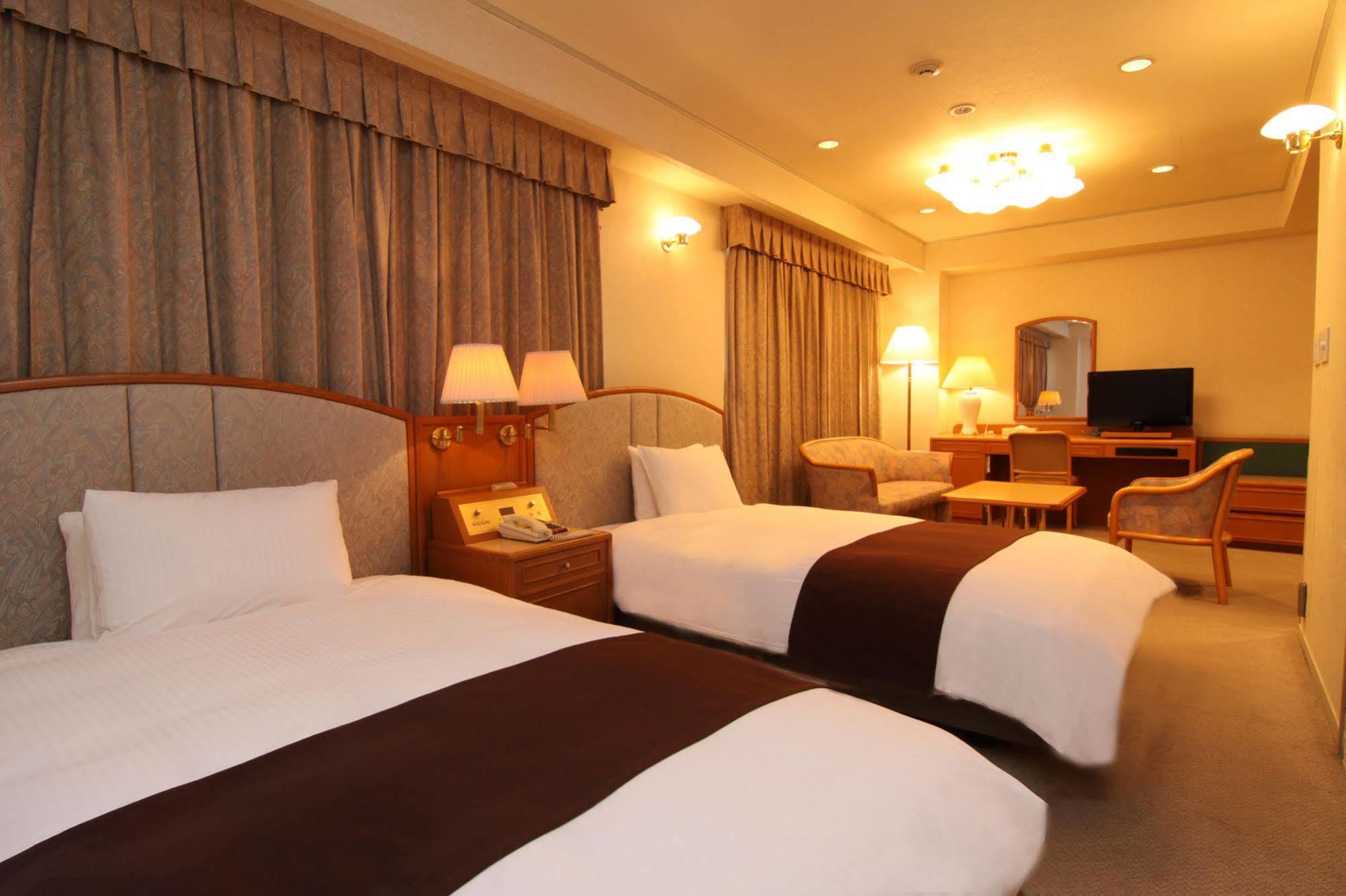 Hotel Green Tower Makuhari Chiba Exterior photo